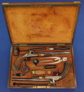 A fine Cased pair of Percussion Pistols By AD JANSEN ARQUEBUSIER BREVETÉ BRUXELLES. Caliber 12mm, Length 42,5cm. In very good condition. Price 7.850 euro.