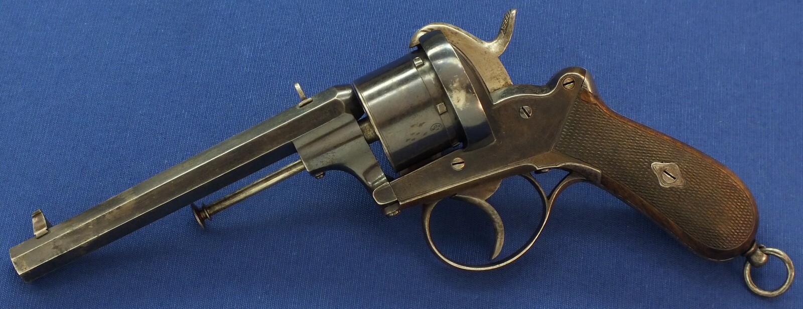 A fine Dutch Officers Lefaucheux Patent 6 shot 12mm Pinfire Revolver finished by August Francotte Liege and signed on backstrap: Ed. de Beaumont Maastricht. Length 31cm. In very good condition. Price 2.150 euro.