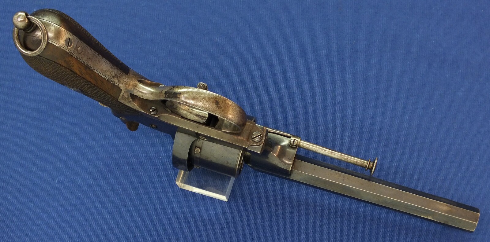 A fine Dutch Officers Lefaucheux Patent 6 shot 12mm Pinfire Revolver finished by August Francotte Liege and signed on backstrap: Ed. de Beaumont Maastricht. Length 31cm. In very good condition. Price 2.150 euro.