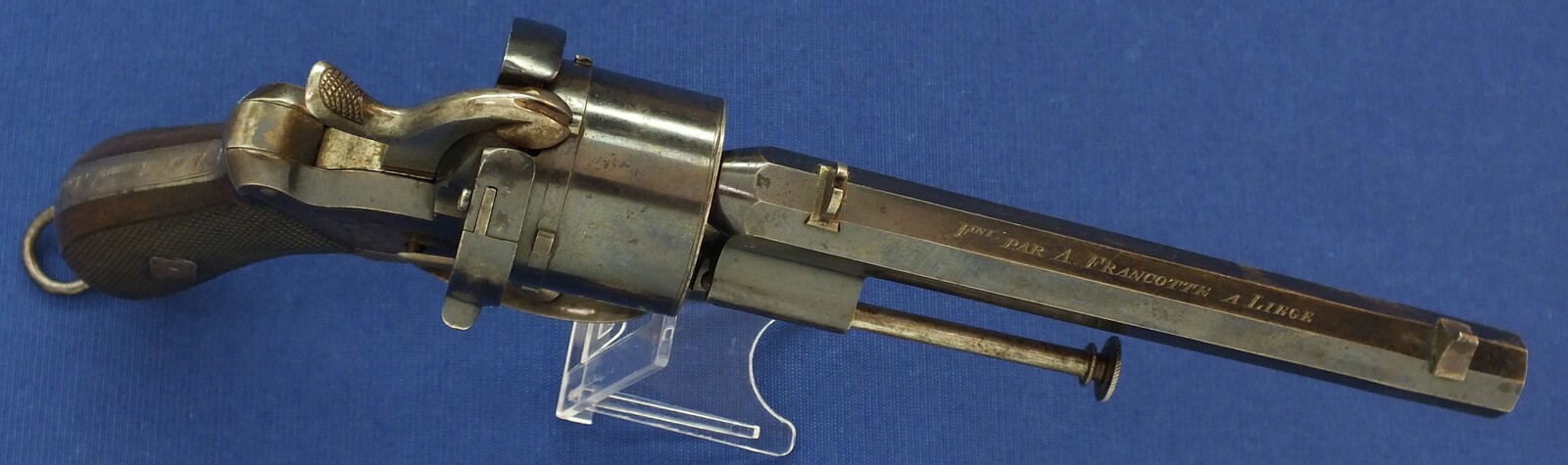 A fine Dutch Officers Lefaucheux Patent 6 shot 12mm Pinfire Revolver finished by August Francotte Liege and signed on backstrap: Ed. de Beaumont Maastricht. Length 31cm. In very good condition. Price 2.150 euro.