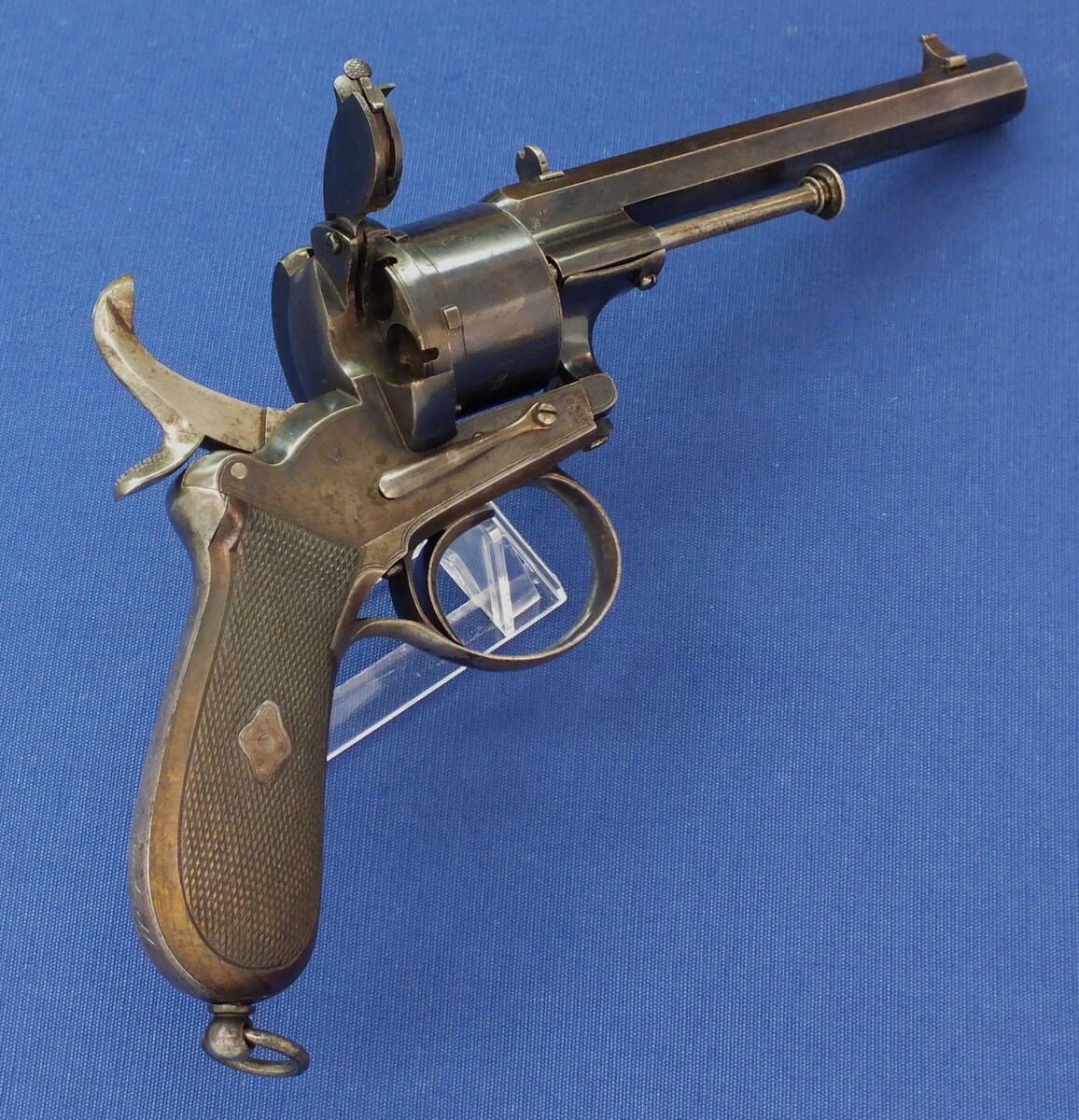 A fine Dutch Officers Lefaucheux Patent 6 shot 12mm Pinfire Revolver finished by August Francotte Liege and signed on backstrap: Ed. de Beaumont Maastricht. Length 31cm. In very good condition. Price 2.150 euro.