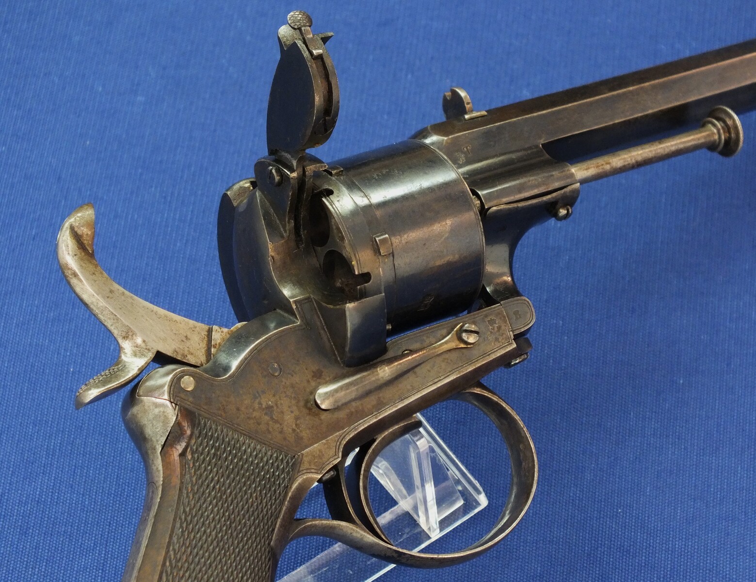 A fine Dutch Officers Lefaucheux Patent 6 shot 12mm Pinfire Revolver finished by August Francotte Liege and signed on backstrap: Ed. de Beaumont Maastricht. Length 31cm. In very good condition. Price 2.150 euro.