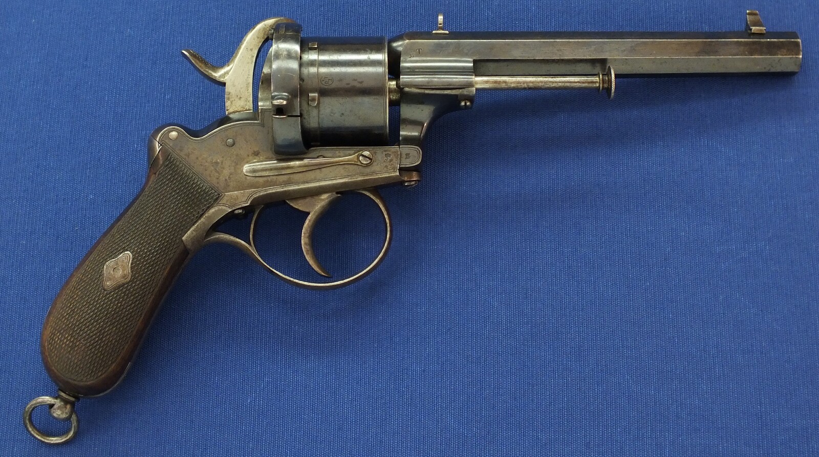 A fine Dutch Officers Lefaucheux Patent 6 shot 12mm Pinfire Revolver finished by August Francotte Liege and signed on backstrap: Ed. de Beaumont Maastricht. Length 31cm. In very good condition. Price 2.150 euro.