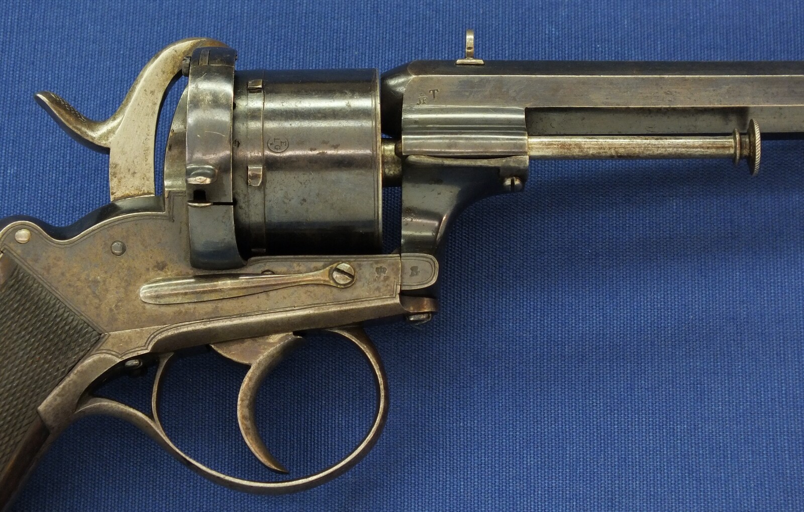 A fine Dutch Officers Lefaucheux Patent 6 shot 12mm Pinfire Revolver finished by August Francotte Liege and signed on backstrap: Ed. de Beaumont Maastricht. Length 31cm. In very good condition. Price 2.150 euro.