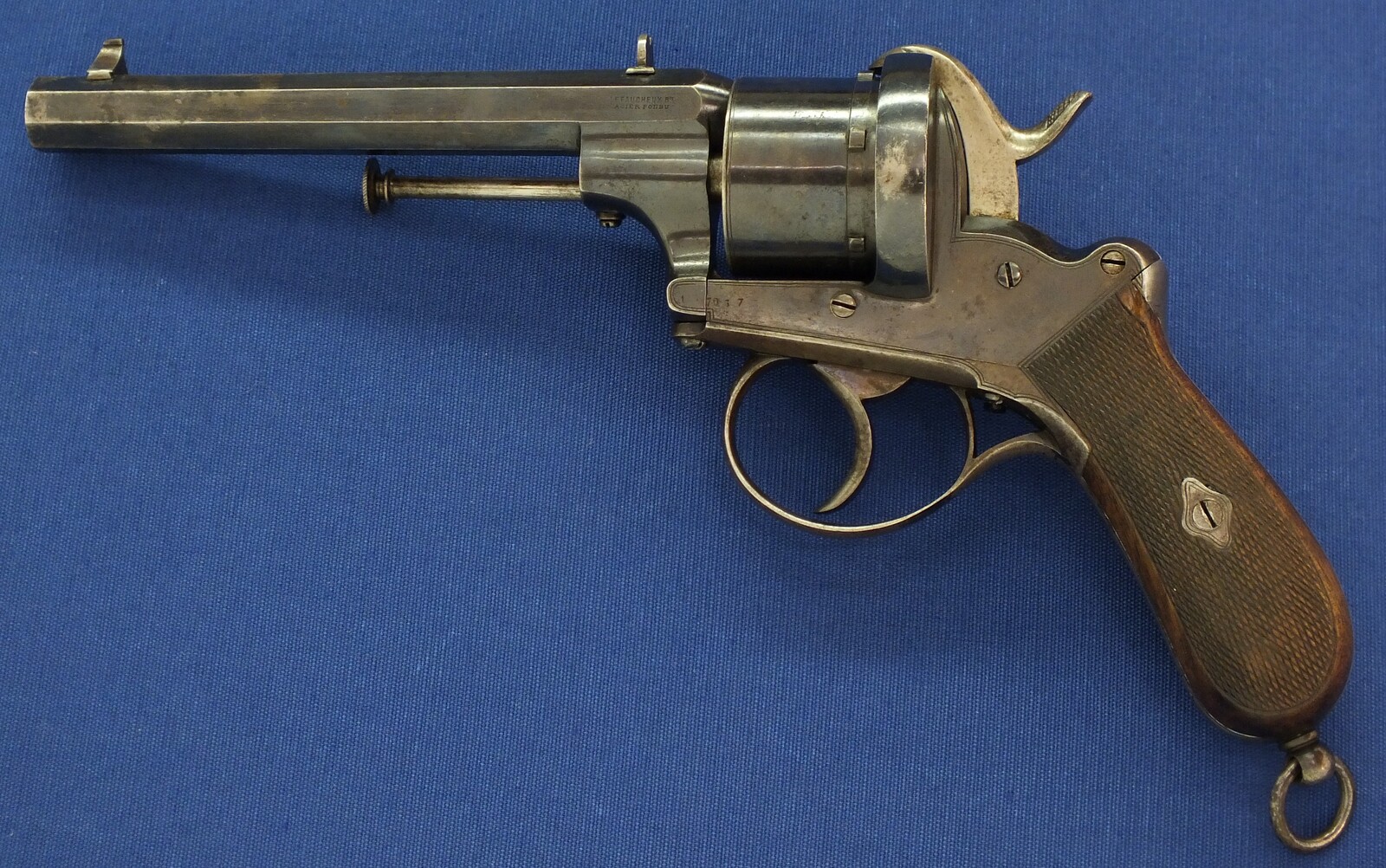 A fine Dutch Officers Lefaucheux Patent 6 shot 12mm Pinfire Revolver finished by August Francotte Liege and signed on backstrap: Ed. de Beaumont Maastricht. Length 31cm. In very good condition. Price 2.150 euro.
