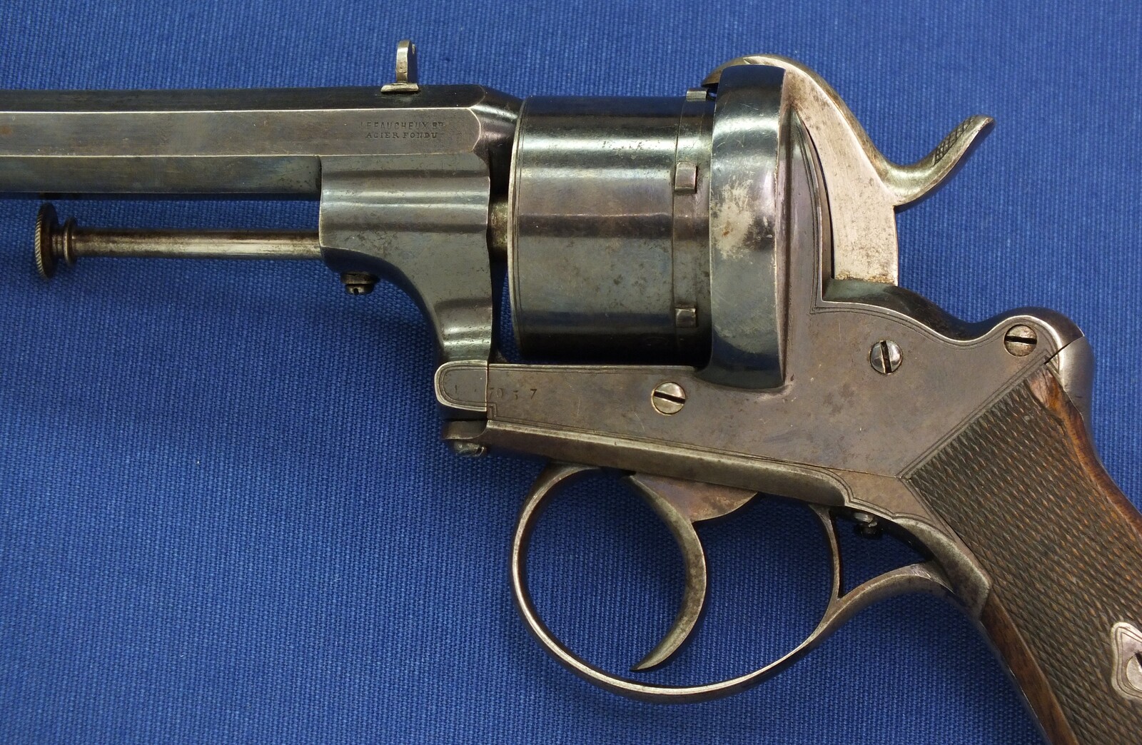 A fine Dutch Officers Lefaucheux Patent 6 shot 12mm Pinfire Revolver finished by August Francotte Liege and signed on backstrap: Ed. de Beaumont Maastricht. Length 31cm. In very good condition. Price 2.150 euro.