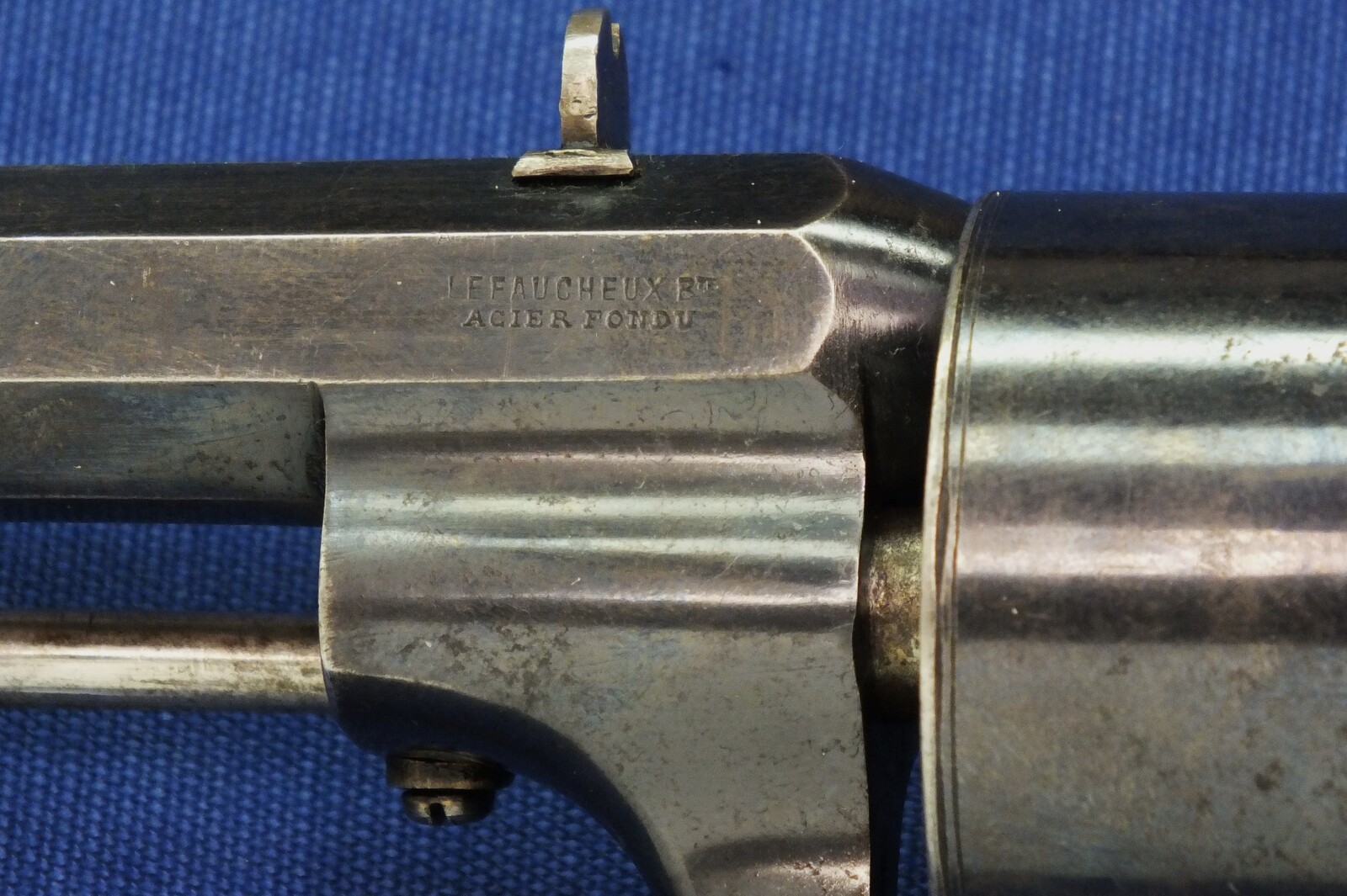 A fine Dutch Officers Lefaucheux Patent 6 shot 12mm Pinfire Revolver finished by August Francotte Liege and signed on backstrap: Ed. de Beaumont Maastricht. Length 31cm. In very good condition. Price 2.150 euro.
