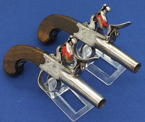 A fine pair antique 18th century English Flintlock Box-Lock Pocket Pistols by Wheeler London circa 1785 with Sliding trigger-guard Safety-catches. Caliber 11,5mm, length 17,5cm. In very good condition. Price 1.850 euro