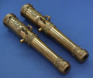 A fine pair of antique probably Dutch 17th Century Bronze saluting Cannons dated 1669 with later Oak Carriage's with Brass and Copper mounts. Length of barrels 46cm, total length 82cm. Caliber 25mm. In very good condition. Price 8.500 euro.