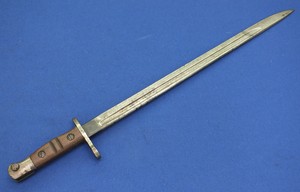 A fine WWI British Bayonet Model 1913, signed REMINGTON, length 55 cm, in very good condition. Price 125 euro