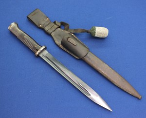 A fine WWII German Bayonet M 1894/98 for Mauser, signed Elite Diamant  length 38,5 cm, complete with frog, in very  good condition. 