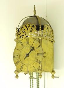 A nice English antique brass Lantern Clock with anchor escapement, signed Smorthwaite in Colchester, circa 1715.  height 37 cm  Price 3.750 euro