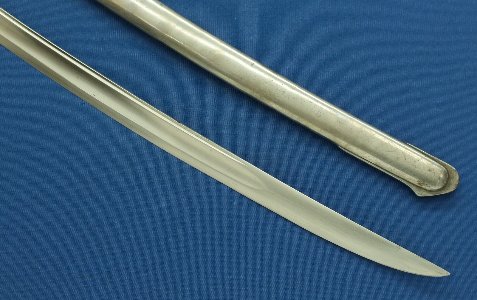 A personalised antique French Officers Cavalry Sword Model 1822, signed Manufacture Klingenthal Coulaux, total length 110 cm, in very good condition. Price 750 euro