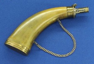 A rare 19th Century probably English Antique Powder Flask of green Horn with Brass mounts and detached charger, height 26 cm, in very good condition. Price 325 euro