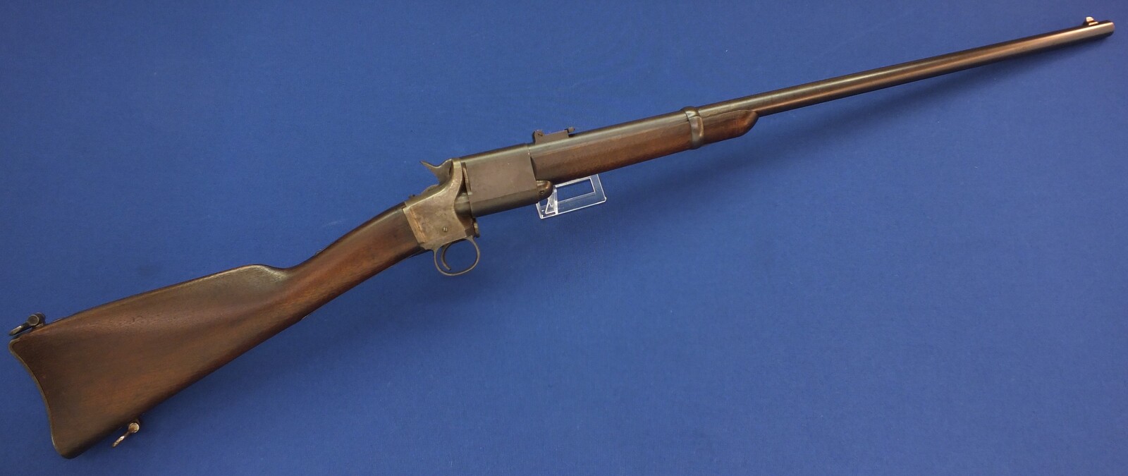 A rare and interesting antique American Triplett & Scott Repeating Carbine. Caliber ,50 rimfire, 30 inch barrel. Made by Meriden Manufacturing Company, Meriden, Connecticut 1864/65. In very good condition. Price 3.150 euro.