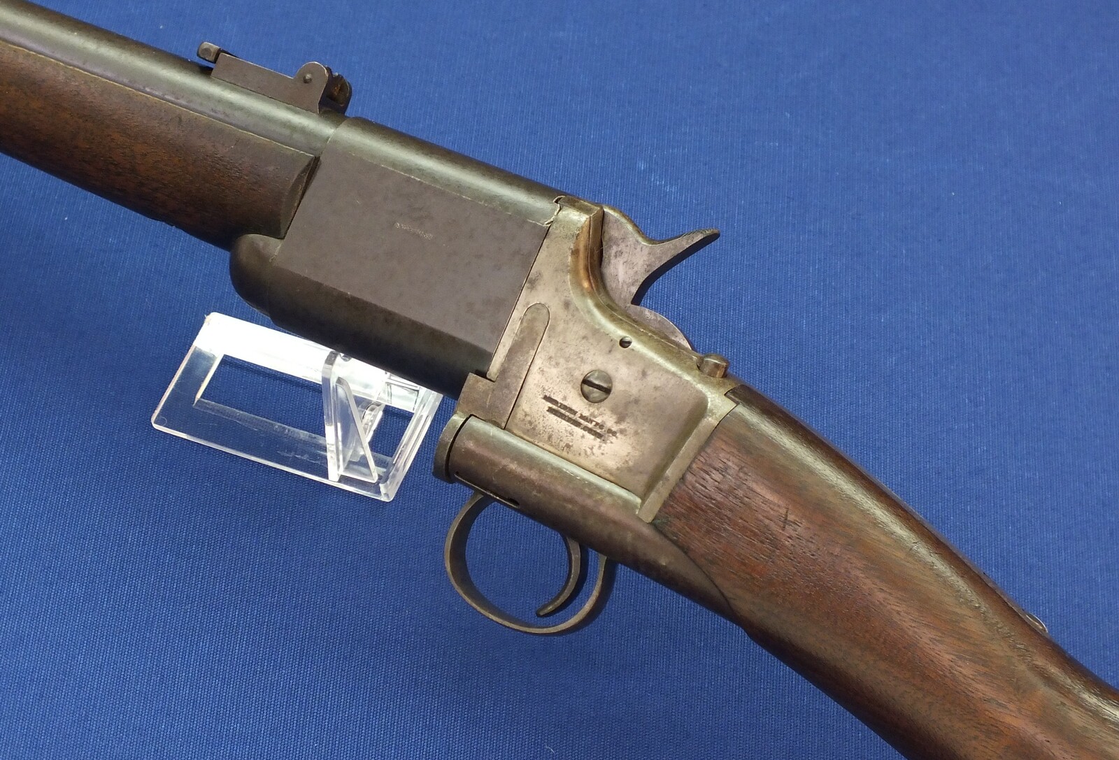 A rare and interesting antique American Triplett & Scott Repeating Carbine. Caliber ,50 rimfire, 30 inch barrel. Made by Meriden Manufacturing Company, Meriden, Connecticut 1864/65. In very good condition. Price 3.150 euro.