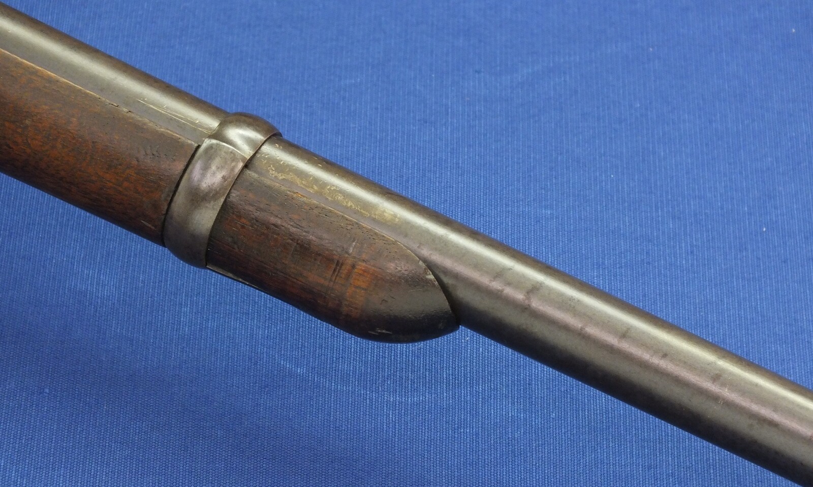 A rare and interesting antique American Triplett & Scott Repeating Carbine. Caliber ,50 rimfire, 30 inch barrel. Made by Meriden Manufacturing Company, Meriden, Connecticut 1864/65. In very good condition. Price 3.150 euro.