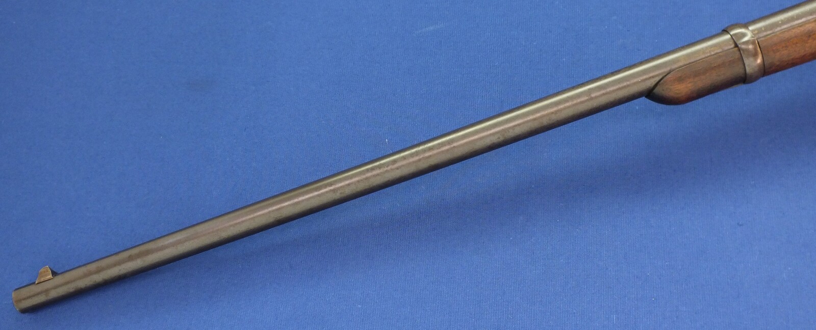A rare and interesting antique American Triplett & Scott Repeating Carbine. Caliber ,50 rimfire, 30 inch barrel. Made by Meriden Manufacturing Company, Meriden, Connecticut 1864/65. In very good condition. Price 3.150 euro.