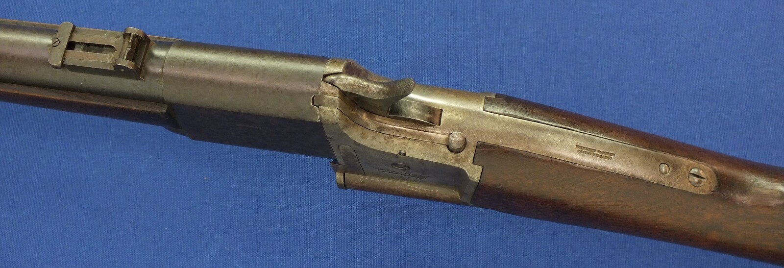 A rare and interesting antique American Triplett & Scott Repeating Carbine. Caliber ,50 rimfire, 30 inch barrel. Made by Meriden Manufacturing Company, Meriden, Connecticut 1864/65. In very good condition. Price 3.150 euro.