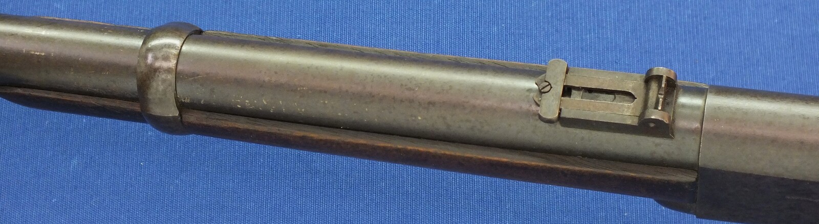 A rare and interesting antique American Triplett & Scott Repeating Carbine. Caliber ,50 rimfire, 30 inch barrel. Made by Meriden Manufacturing Company, Meriden, Connecticut 1864/65. In very good condition. Price 3.150 euro.