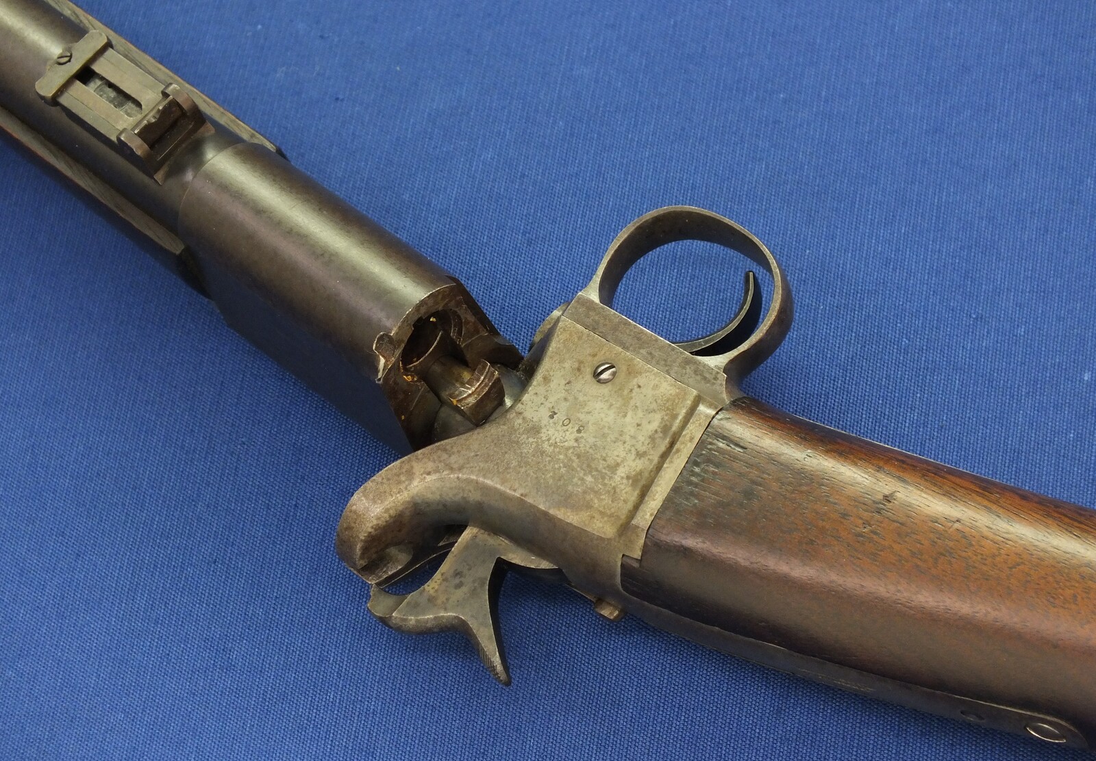A rare and interesting antique American Triplett & Scott Repeating Carbine. Caliber ,50 rimfire, 30 inch barrel. Made by Meriden Manufacturing Company, Meriden, Connecticut 1864/65. In very good condition. Price 3.150 euro.