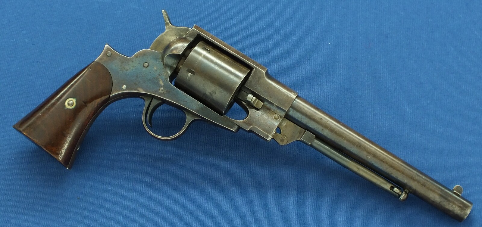 A rare Antique American Civil War Austin T Freeman Army 6 shot Percussion Revolver. Caliber 44, 7,5 inch barrel. Length 35cm. In very good condition. Price 3.600 euro.