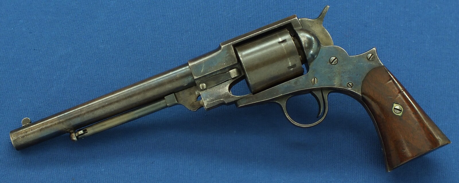 A rare Antique American Civil War Austin T Freeman Army 6 shot Percussion Revolver. Caliber 44, 7,5 inch barrel. Length 35cm. In very good condition. Price 3.600 euro.