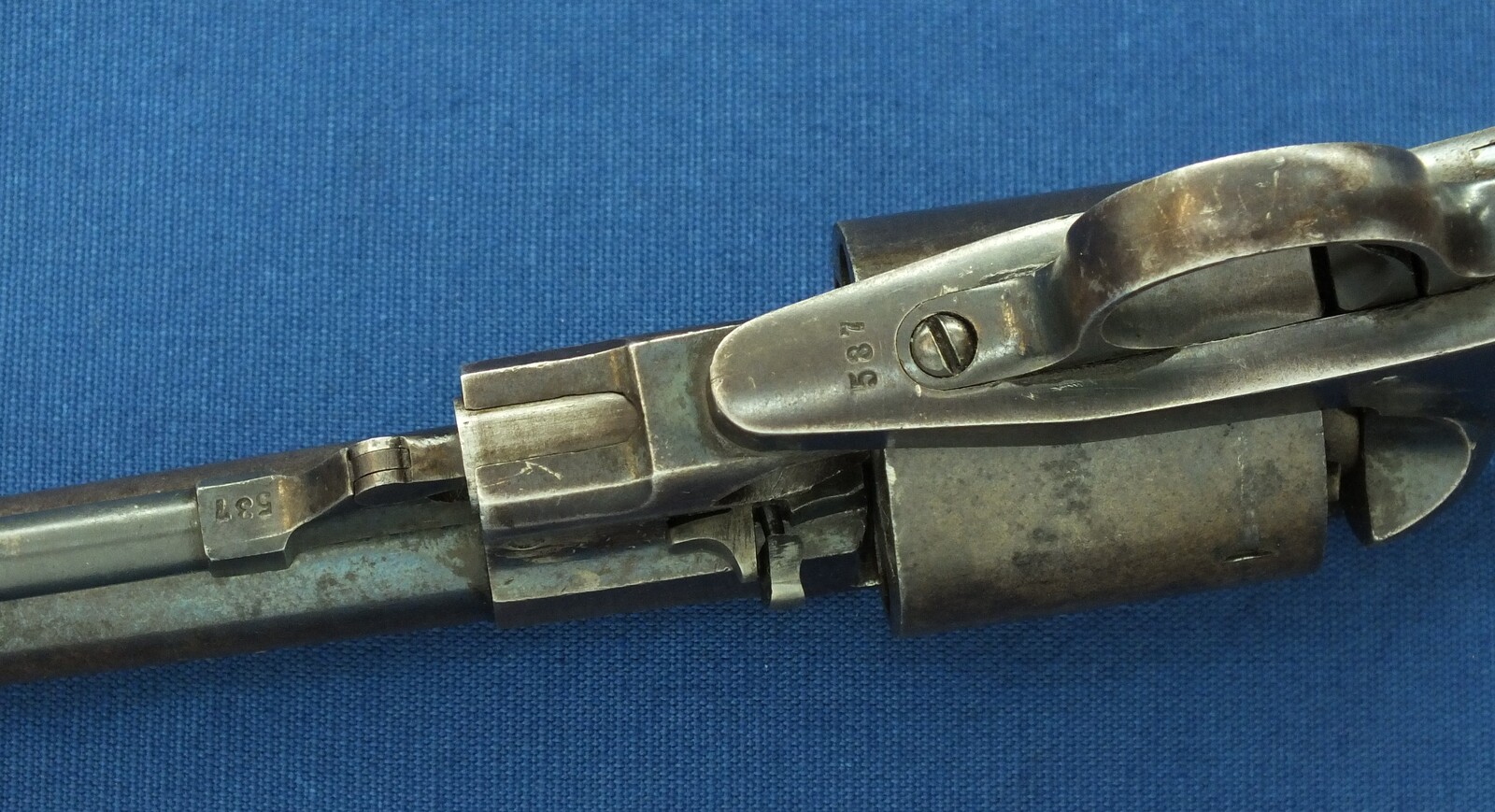 A rare Antique American Civil War Austin T Freeman Army 6 shot Percussion Revolver. Caliber 44, 7,5 inch barrel. Length 35cm. In very good condition. Price 3.600 euro.