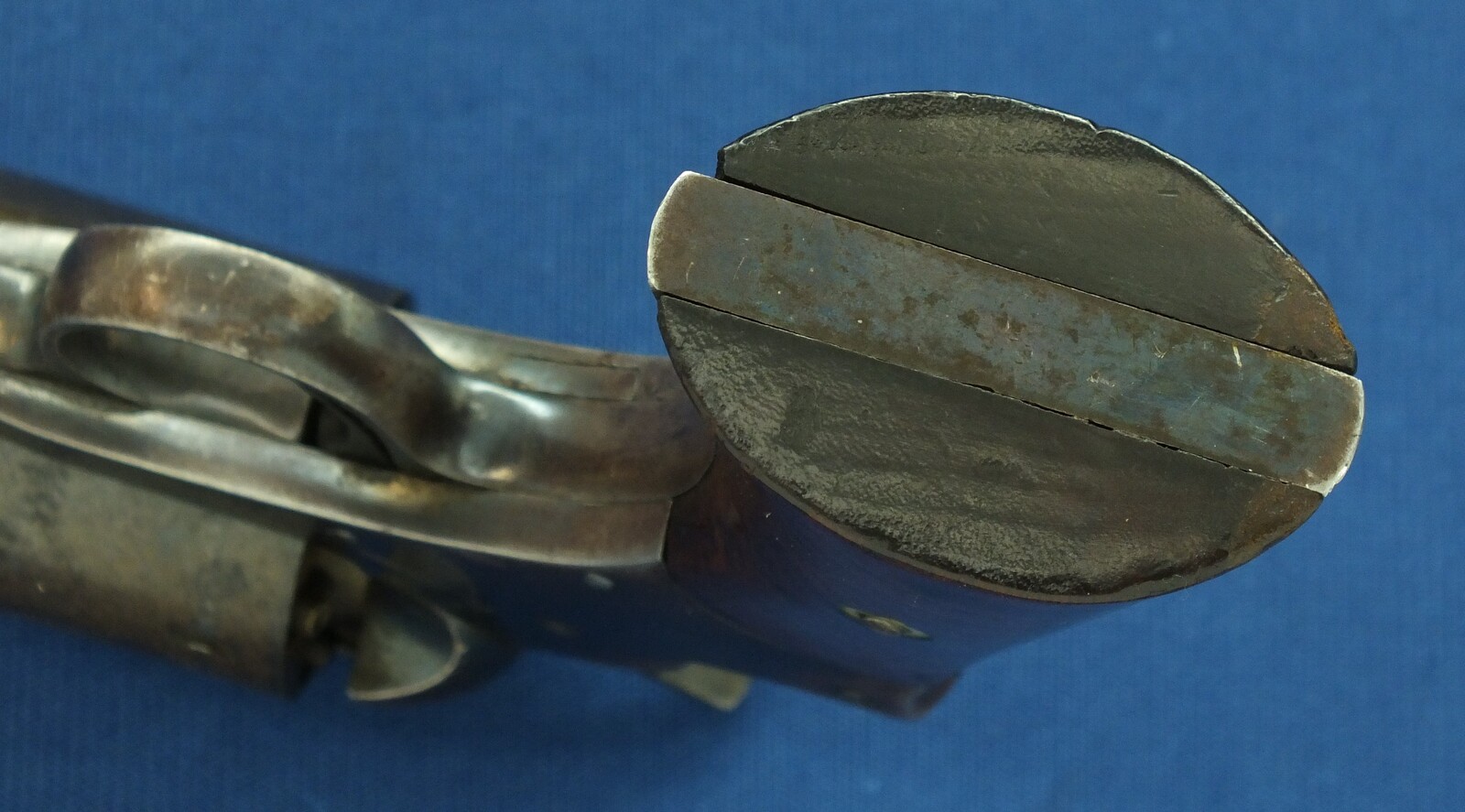 A rare Antique American Civil War Austin T Freeman Army 6 shot Percussion Revolver. Caliber 44, 7,5 inch barrel. Length 35cm. In very good condition. Price 3.600 euro.