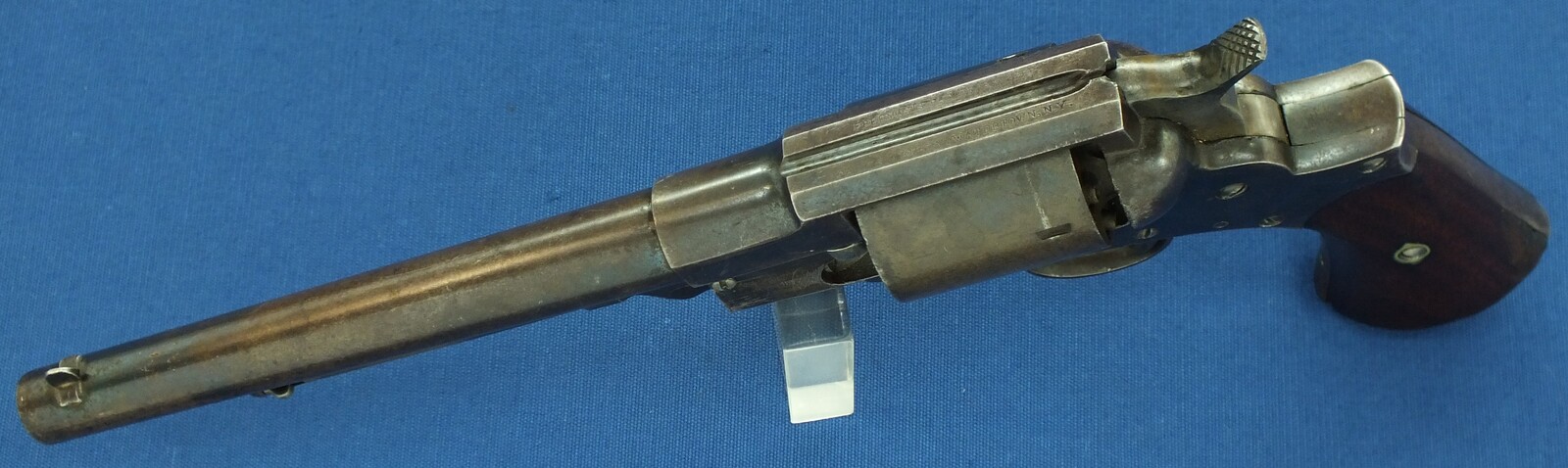 A rare Antique American Civil War Austin T Freeman Army 6 shot Percussion Revolver. Caliber 44, 7,5 inch barrel. Length 35cm. In very good condition. Price 3.600 euro.