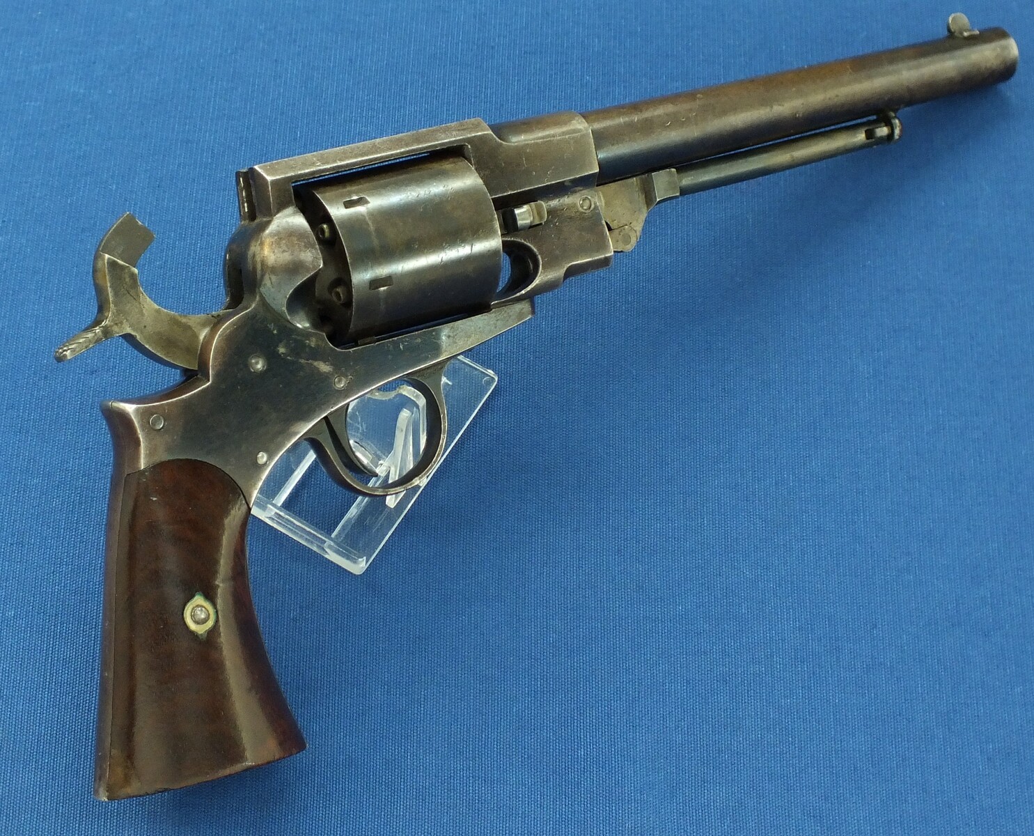 A rare Antique American Civil War Austin T Freeman Army 6 shot Percussion Revolver. Caliber 44, 7,5 inch barrel. Length 35cm. In very good condition. Price 3.600 euro.
