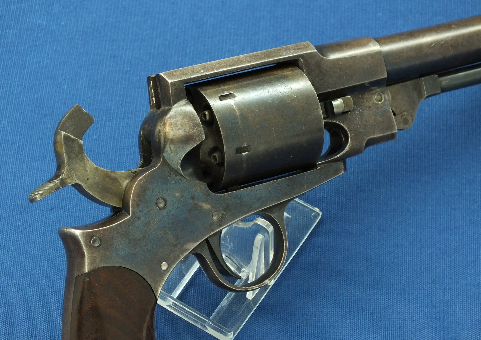 A rare Antique American Civil War Austin T Freeman Army 6 shot Percussion Revolver. Caliber 44, 7,5 inch barrel. Length 35cm. In very good condition. Price 3.600 euro.