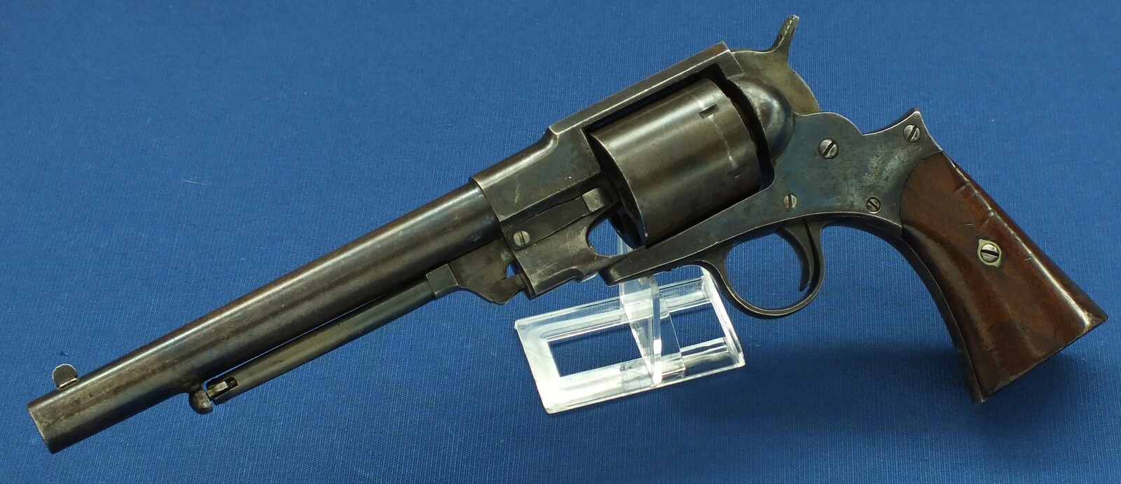 A rare Antique American Civil War Austin T Freeman Army 6 shot Percussion Revolver. Caliber 44, 7,5 inch barrel. Length 35cm. In very good condition. Price 3.600 euro.