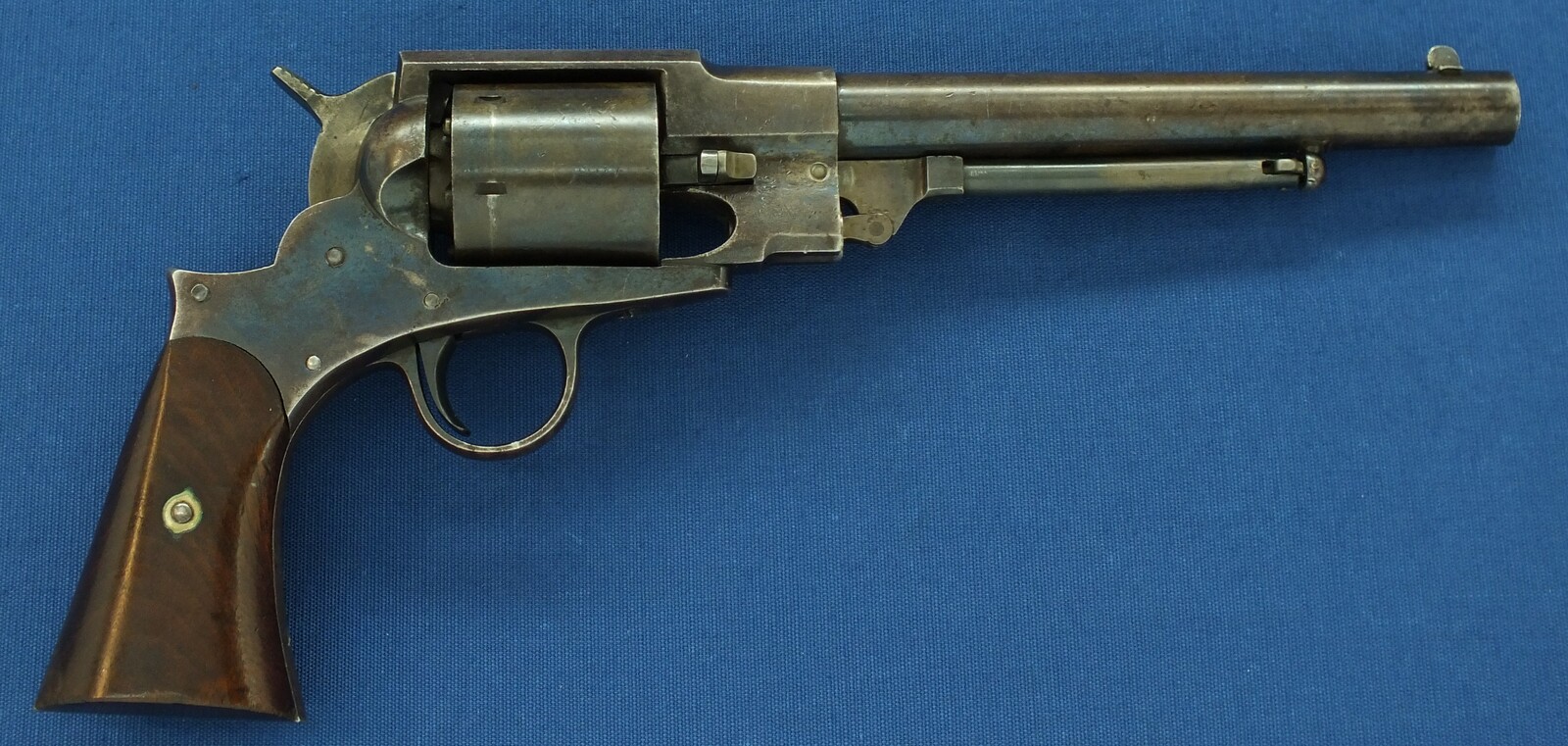 A rare Antique American Civil War Austin T Freeman Army 6 shot Percussion Revolver. Caliber 44, 7,5 inch barrel. Length 35cm. In very good condition. Price 3.600 euro.