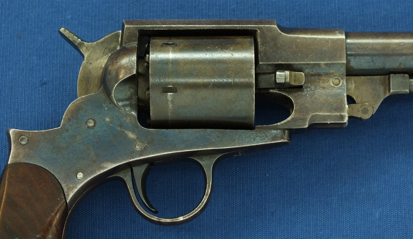 A rare Antique American Civil War Austin T Freeman Army 6 shot Percussion Revolver. Caliber 44, 7,5 inch barrel. Length 35cm. In very good condition. Price 3.600 euro.