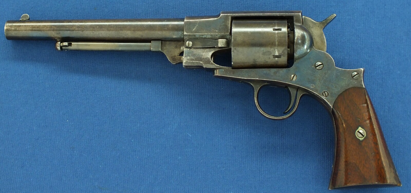 A rare Antique American Civil War Austin T Freeman Army 6 shot Percussion Revolver. Caliber 44, 7,5 inch barrel. Length 35cm. In very good condition. Price 3.600 euro.