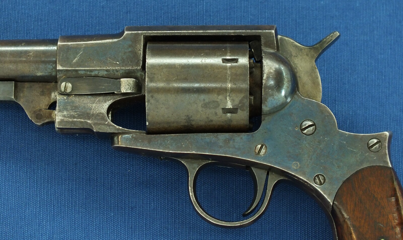 A rare Antique American Civil War Austin T Freeman Army 6 shot Percussion Revolver. Caliber 44, 7,5 inch barrel. Length 35cm. In very good condition. Price 3.600 euro.