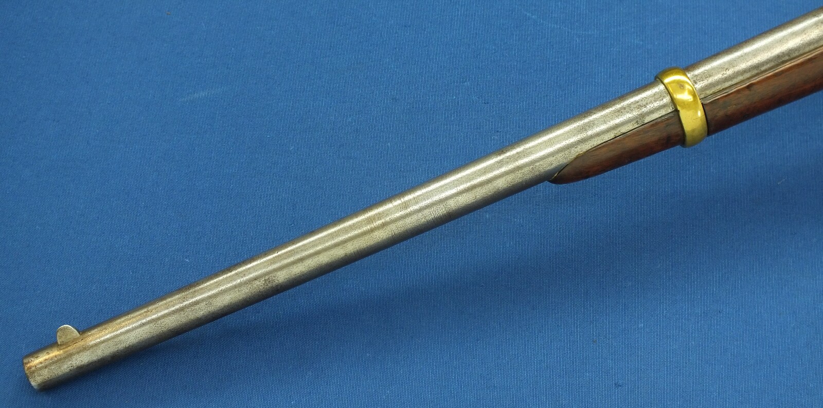 A rare antique American Civil War First type Merrill breechloading percussion Carbine. Caliber 54, 22,1/8 inch barrel. Length 94cm. In very good condition. Price 3.750 euro