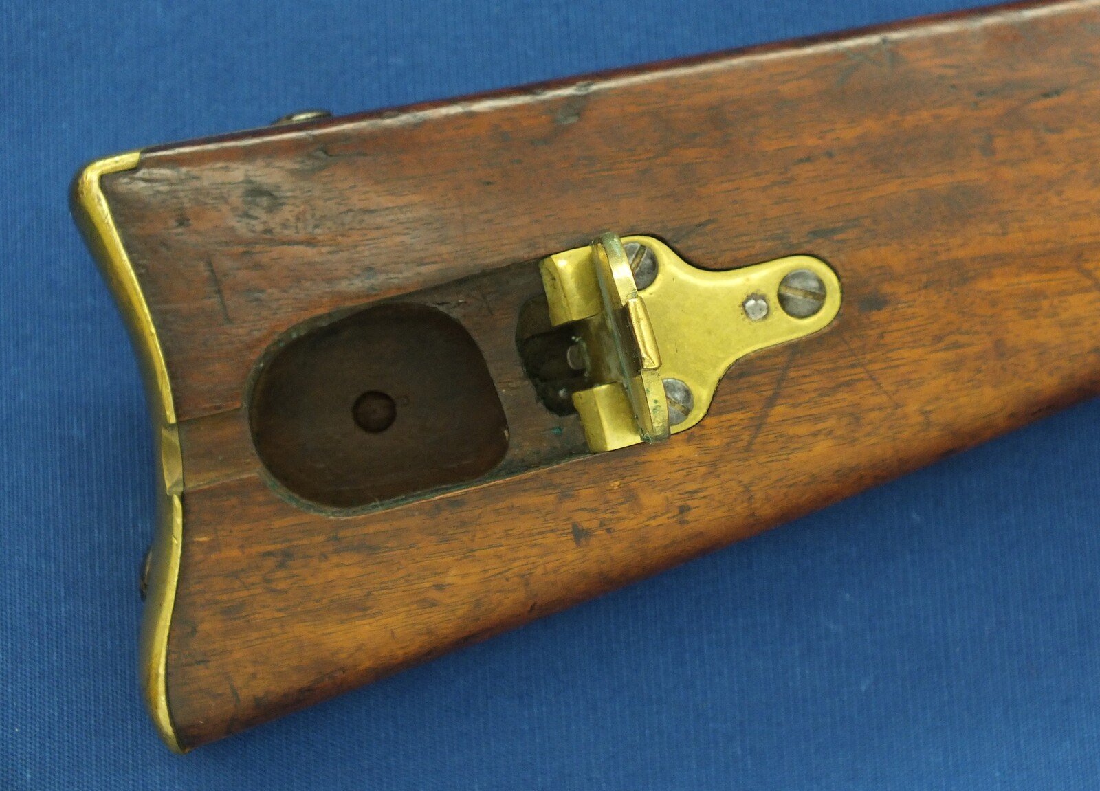 A rare antique American Civil War First type Merrill breechloading percussion Carbine. Caliber 54, 22,1/8 inch barrel. Length 94cm. In very good condition. Price 3.750 euro