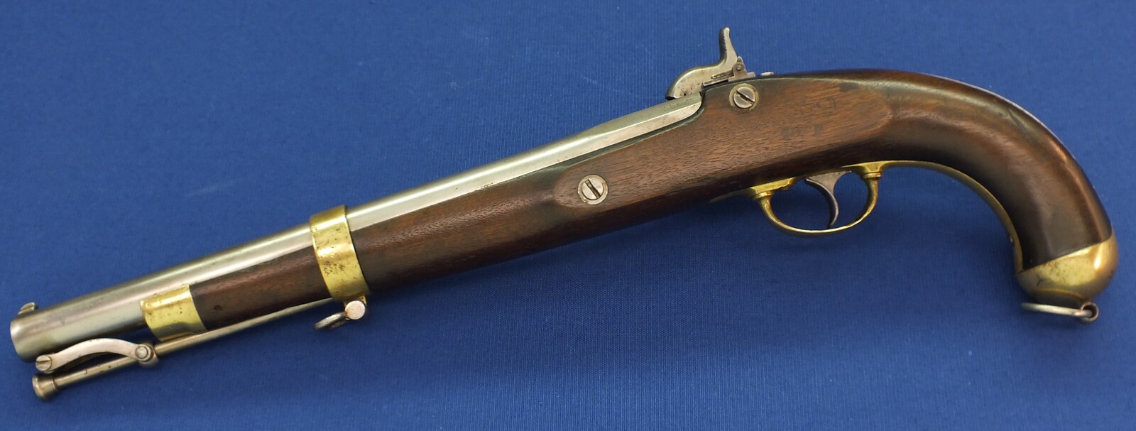 A rare antique American Civil War Springfield Model 1855 percussion Pistol-Carbine. Caliber 58, 12 inch barrel. Lock dated 1856. Length 46,5cm. In very good condition. Price 2.450 euro.