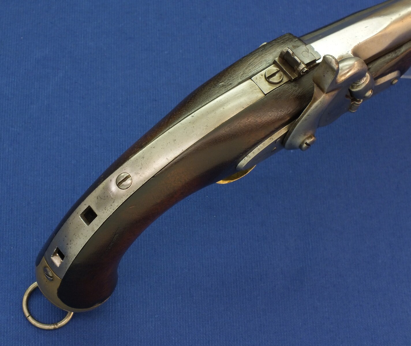A rare antique American Civil War Springfield Model 1855 percussion Pistol-Carbine. Caliber 58, 12 inch barrel. Lock dated 1856. Length 46,5cm. In very good condition. Price 2.450 euro.