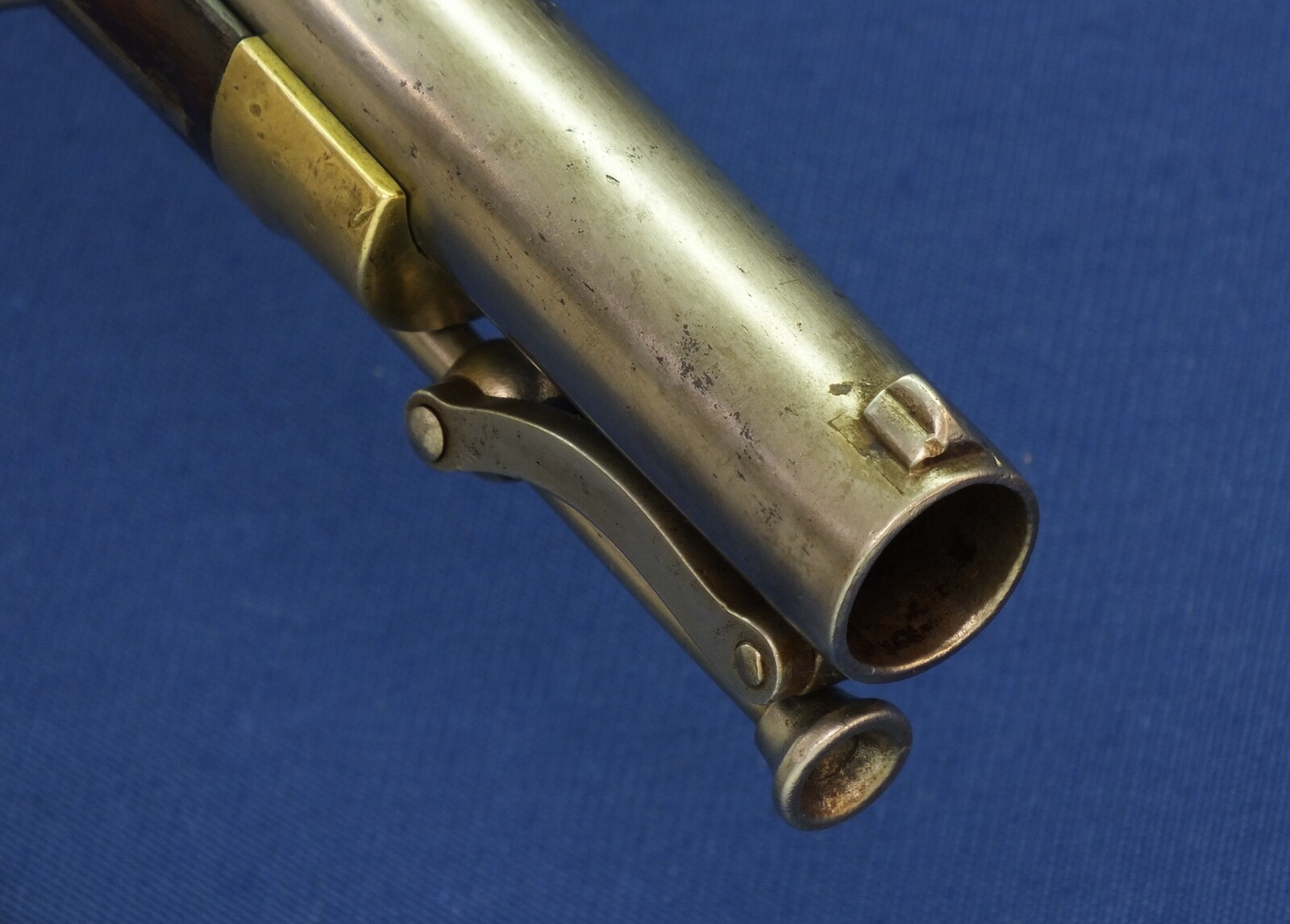 A rare antique American Civil War Springfield Model 1855 percussion Pistol-Carbine. Caliber 58, 12 inch barrel. Lock dated 1856. Length 46,5cm. In very good condition. Price 2.450 euro.