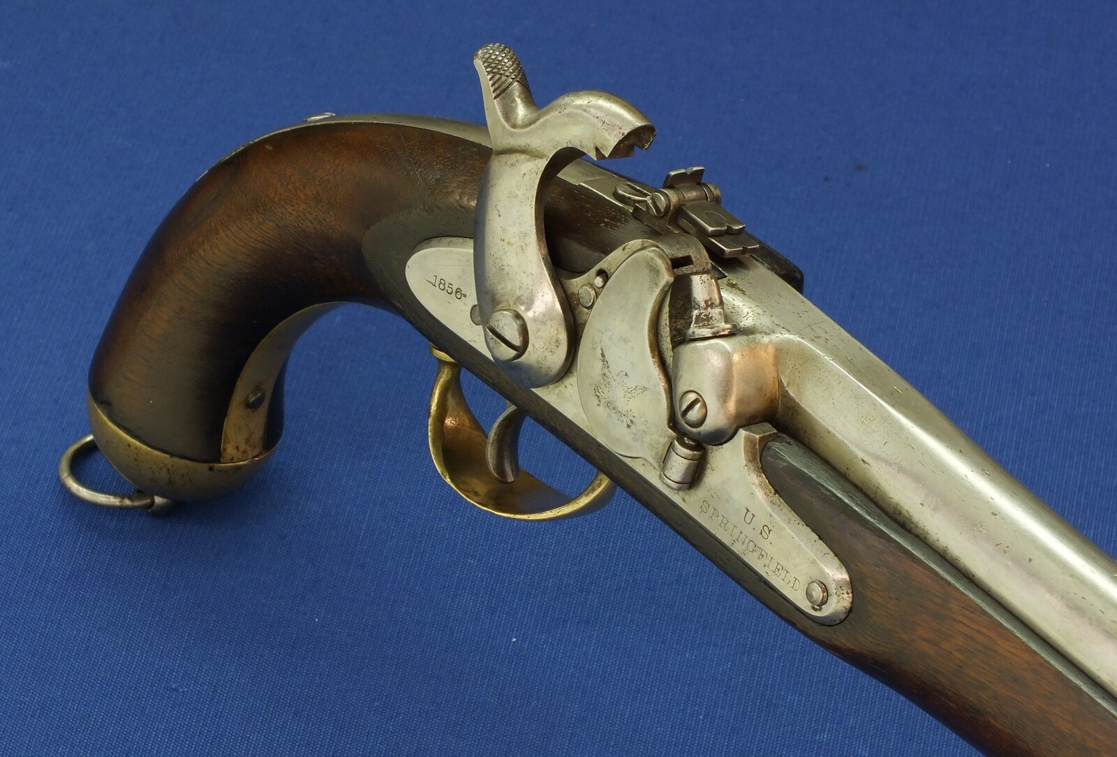 A rare antique American Civil War Springfield Model 1855 percussion Pistol-Carbine. Caliber 58, 12 inch barrel. Lock dated 1856. Length 46,5cm. In very good condition. Price 2.450 euro.