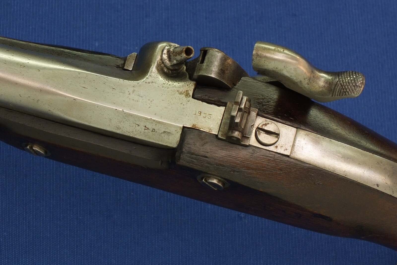 A rare antique American Civil War Springfield Model 1855 percussion Pistol-Carbine. Caliber 58, 12 inch barrel. Lock dated 1856. Length 46,5cm. In very good condition. Price 2.450 euro.
