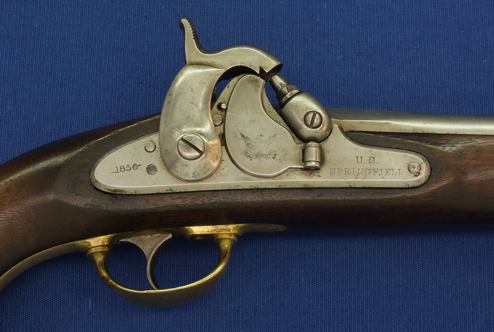 A rare antique American Civil War Springfield Model 1855 percussion Pistol-Carbine. Caliber 58, 12 inch barrel. Lock dated 1856. Length 46,5cm. In very good condition. Price 2.450 euro.