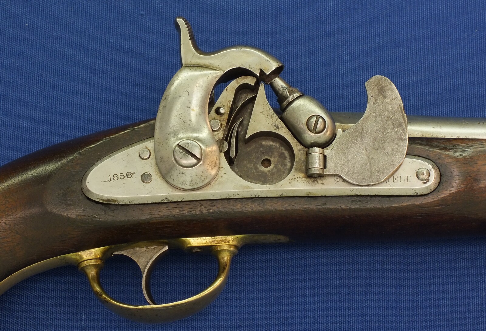 A rare antique American Civil War Springfield Model 1855 percussion Pistol-Carbine. Caliber 58, 12 inch barrel. Lock dated 1856. Length 46,5cm. In very good condition. Price 2.450 euro.