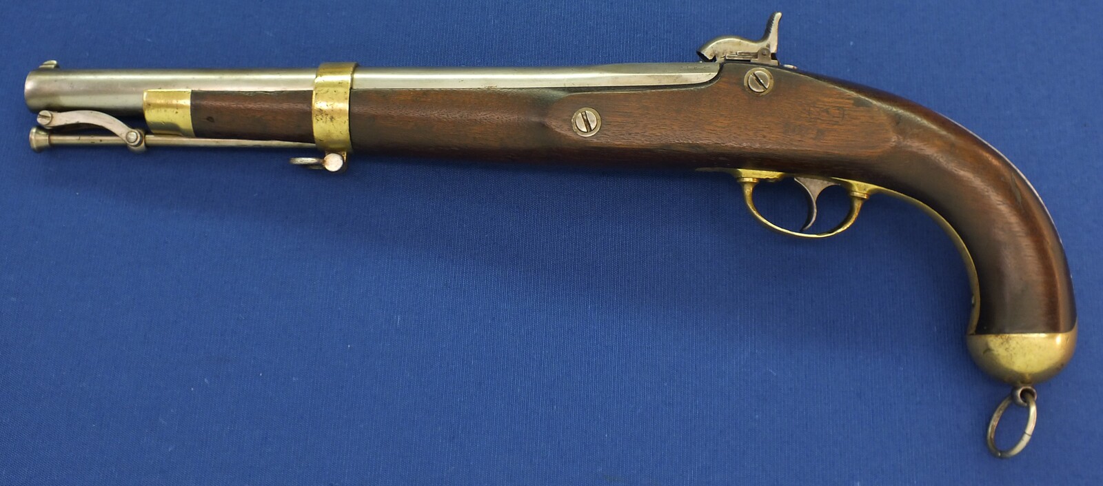A rare antique American Civil War Springfield Model 1855 percussion Pistol-Carbine. Caliber 58, 12 inch barrel. Lock dated 1856. Length 46,5cm. In very good condition. Price 2.450 euro.