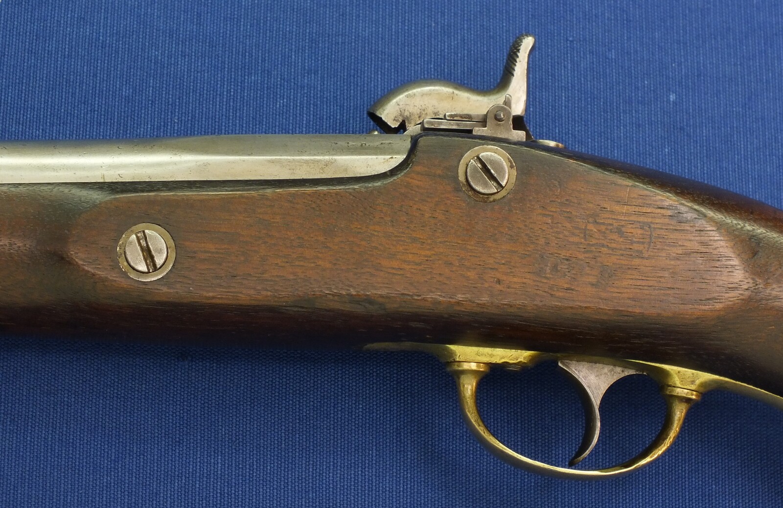 A rare antique American Civil War Springfield Model 1855 percussion Pistol-Carbine. Caliber 58, 12 inch barrel. Lock dated 1856. Length 46,5cm. In very good condition. Price 2.450 euro.