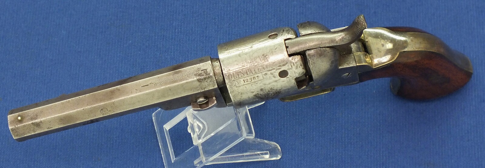 A rare antique American Colt Model 1848 Baby Dragoon 5 shot Percussion revolver with double stamped New York Address. 31 Caliber. 4 inch Barrel with stamping error. Length 24,5cm. In very good condition. Price 3.750 euro.