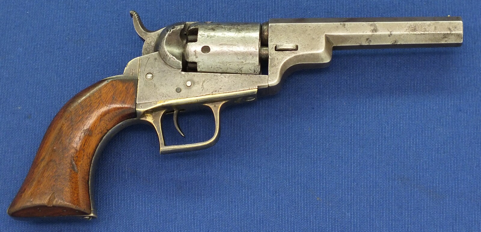 A rare antique American Colt Model 1848 Baby Dragoon 5 shot Percussion revolver with double stamped New York Address. 31 Caliber. 4 inch Barrel with stamping error. Length 24,5cm. In very good condition. Price 3.750 euro.
